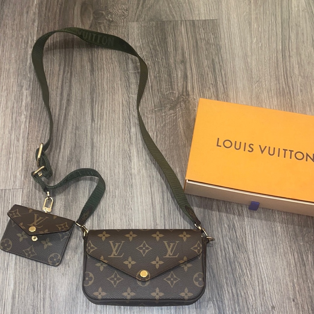 LOUIS VUITTON
Monogram Felicie Strap & Go Kaki